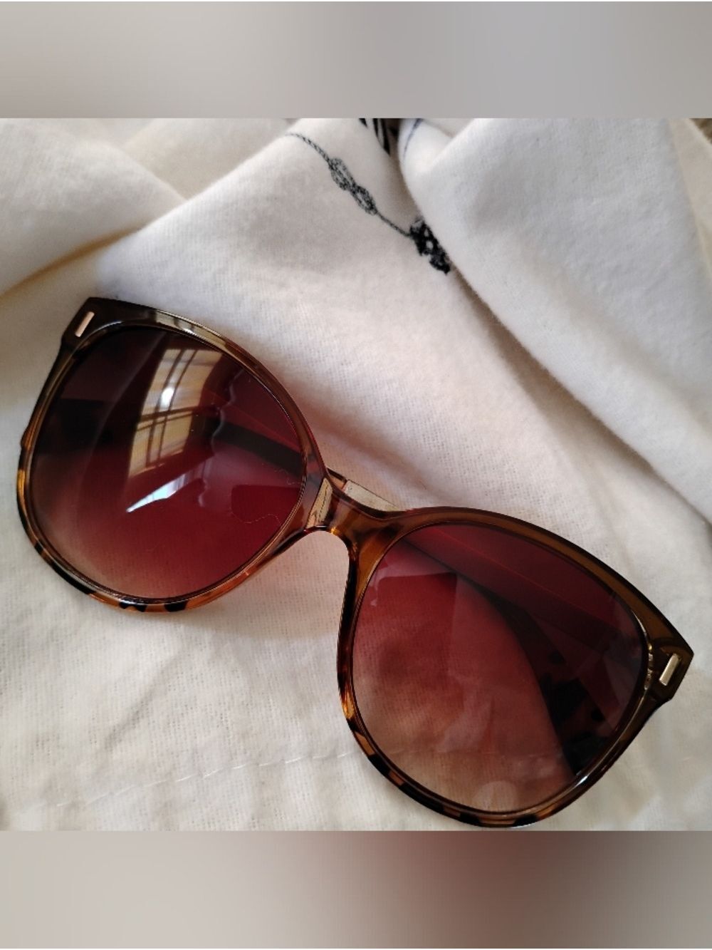 Tahari oversized sunglasses with Tortoise Shell Brown Frames. Brown Tone Lenses